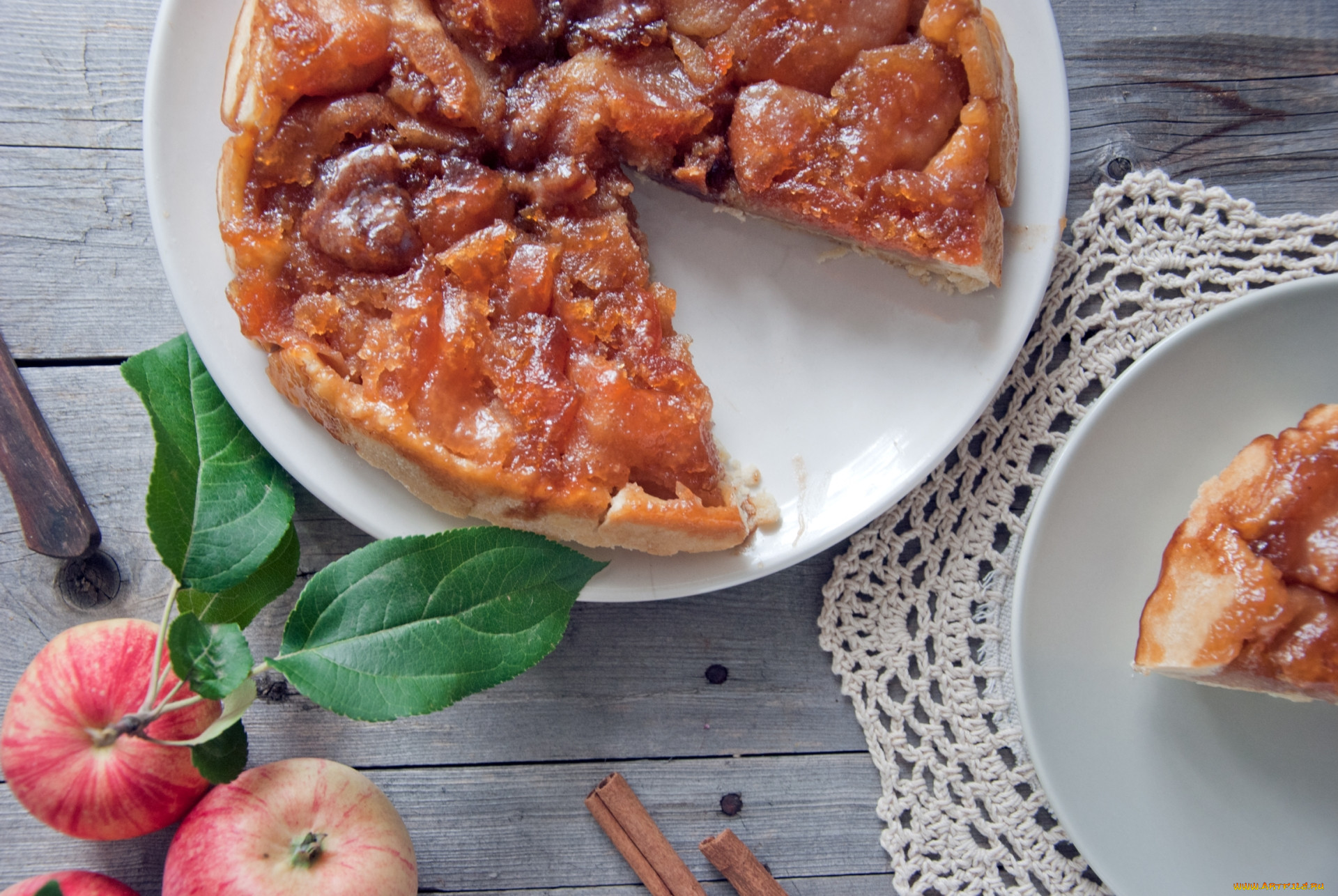 Apple pie москва. Бейлис яблочный пирог. Блюдо с пирожками. Новый Бейлис яблочный пирог. Fox and Dogs Apple pie.